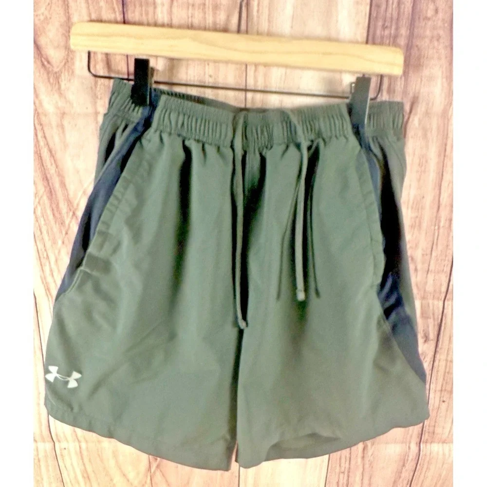 Under Armour Men Athletic Shorts Army Green MEDIUM Drawstring 26 x 6 Lined